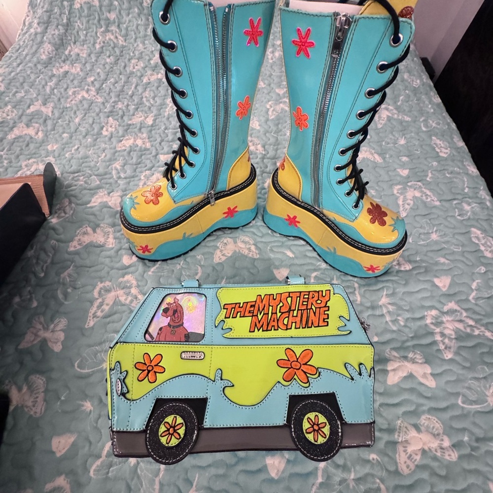 NWT Dolls kill Scoobydoo the Mystery Machine Boots ,
Bag and top - Picture 8 of 9